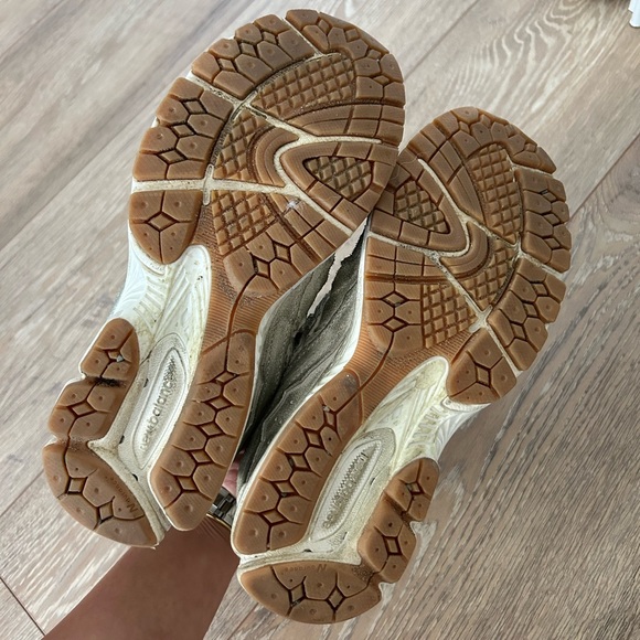 2002R 'Protection Pack - Distressed' – Size us 5.5 men US 5.5 M (US 7 W) - Picture 2 of 11